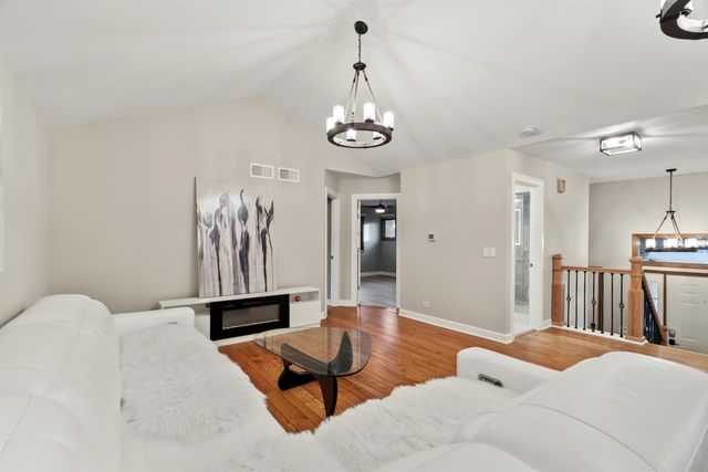 871 Woodcrest Lane, Lemont, IL 60439