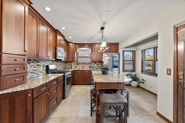 871 Woodcrest Lane, Lemont, IL 60439