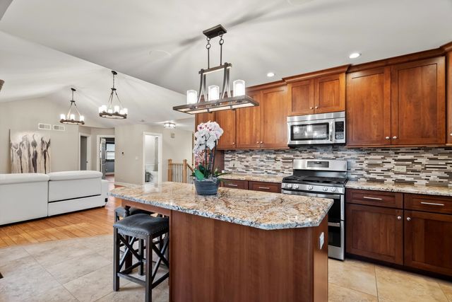 871 Woodcrest Lane, Lemont, IL 60439