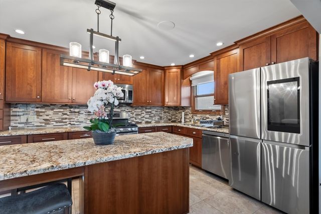 871 Woodcrest Lane, Lemont, IL 60439