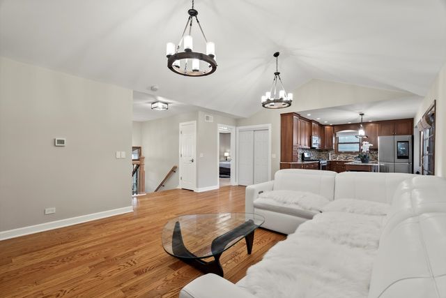 871 Woodcrest Lane, Lemont, IL 60439