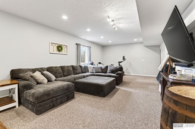 21211 McClellan Drive, Gretna, NE 68028