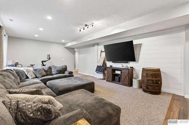 21211 McClellan Drive, Gretna, NE 68028