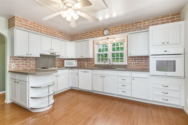 434 Crooked Lake Drive, Kalamazoo, MI 49009