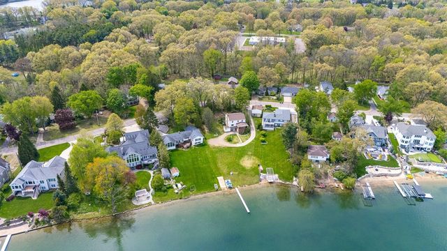 434 Crooked Lake Drive, Kalamazoo, MI 49009