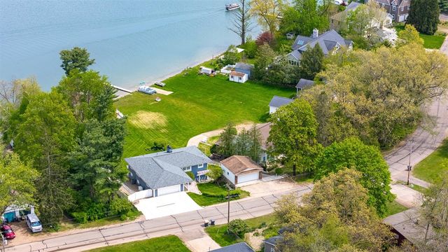 434 Crooked Lake Drive, Kalamazoo, MI 49009