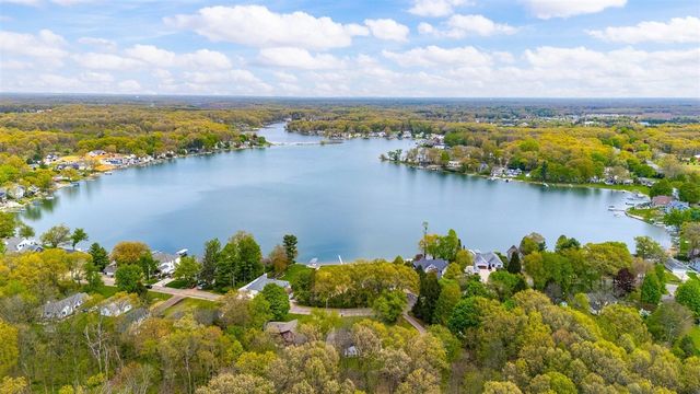 434 Crooked Lake Drive, Kalamazoo, MI 49009