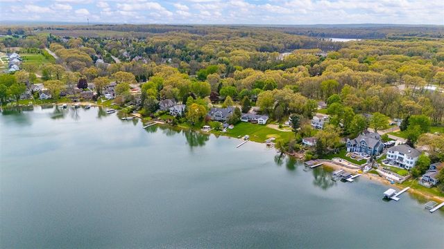 434 Crooked Lake Drive, Kalamazoo, MI 49009