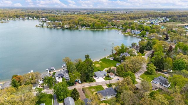 434 Crooked Lake Drive, Kalamazoo, MI 49009