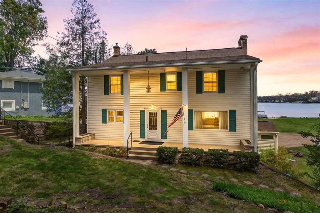434 Crooked Lake Drive, Kalamazoo, MI 49009