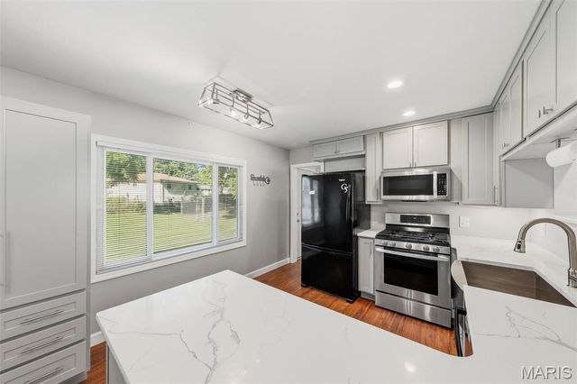 808 Lightwood Drive, Hazelwood, MO 63042