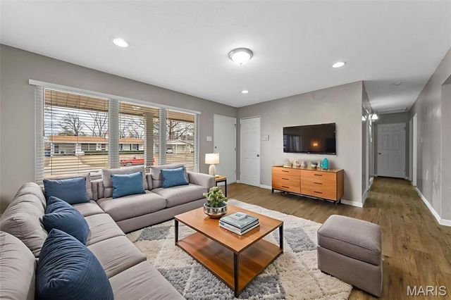 258 Palm Drive, Hazelwood, MO 63042