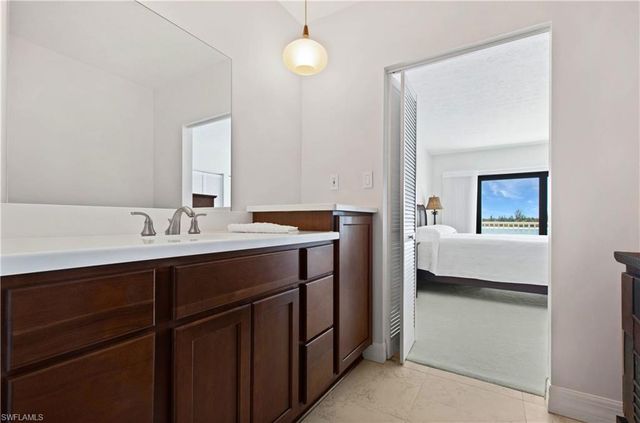 60 Pelican ST W 206, Naples, FL 34113