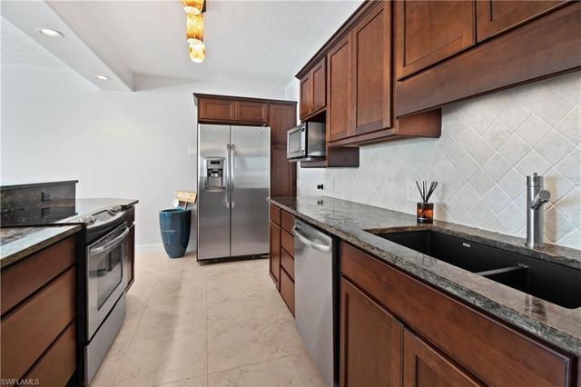 60 Pelican ST W 206, Naples, FL 34113