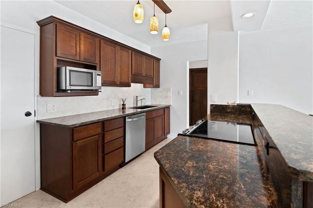 60 Pelican ST W 206, Naples, FL 34113