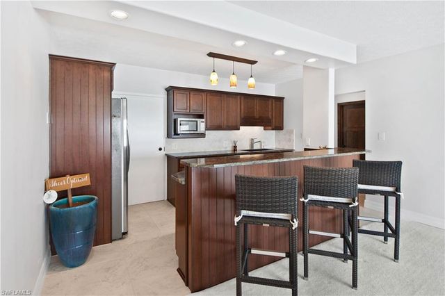 60 Pelican ST W 206, Naples, FL 34113