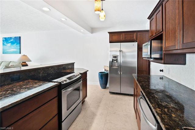 60 Pelican ST W 206, Naples, FL 34113