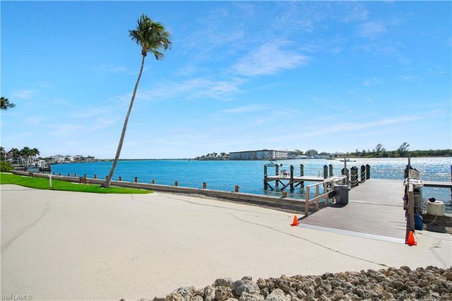 60 Pelican ST W 206, Naples, FL 34113