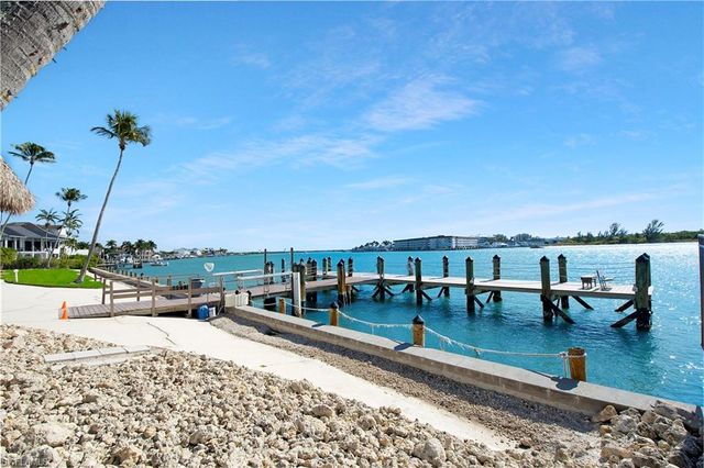 60 Pelican ST W 206, Naples, FL 34113