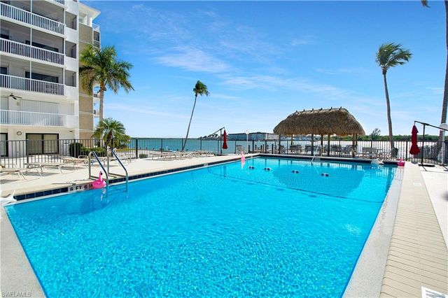 60 Pelican ST W 206, Naples, FL 34113