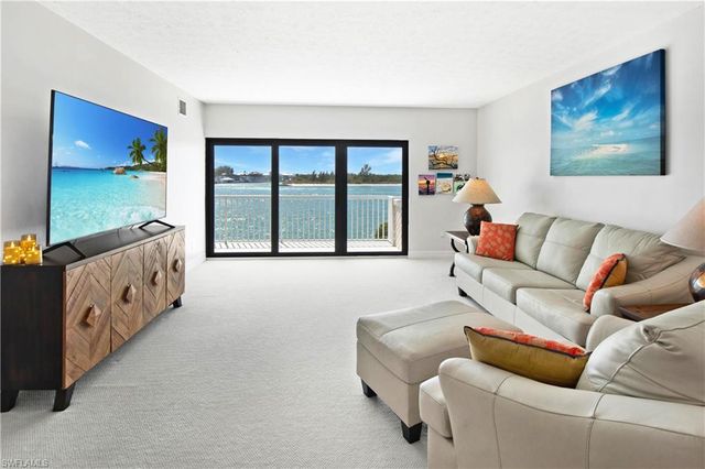 60 Pelican ST W 206, Naples, FL 34113