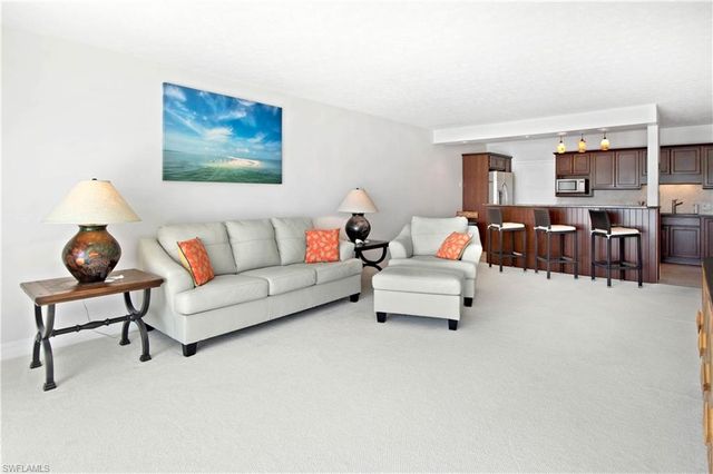 60 Pelican ST W 206, Naples, FL 34113