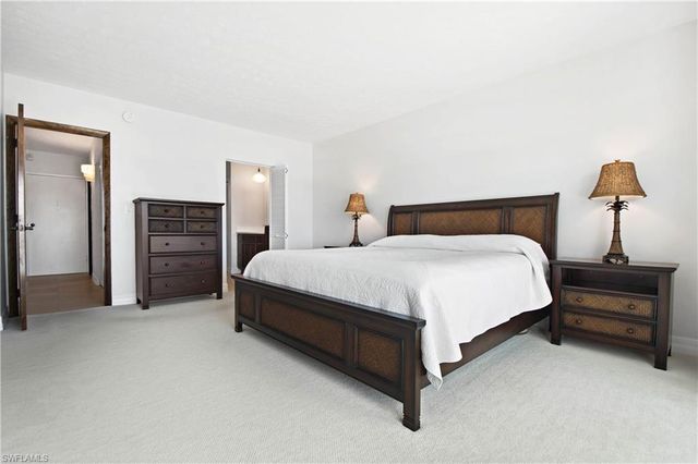 60 Pelican ST W 206, Naples, FL 34113