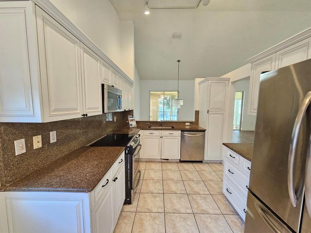 9637 Shadybrook Drive 201, Boynton Beach, FL 33437