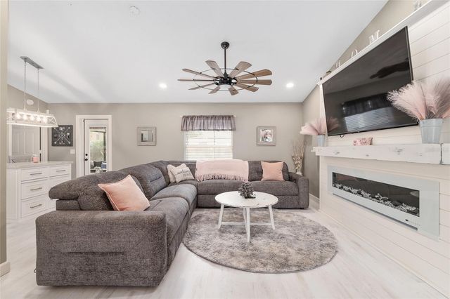 800 CRESTVIEW CIRCLE N, Wildwood, FL 34785