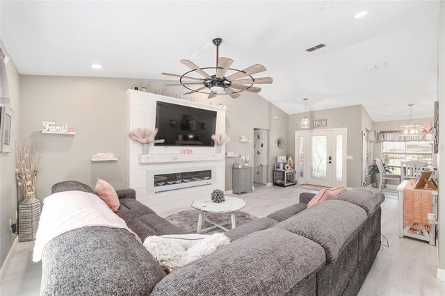 800 CRESTVIEW CIRCLE N, Wildwood, FL 34785