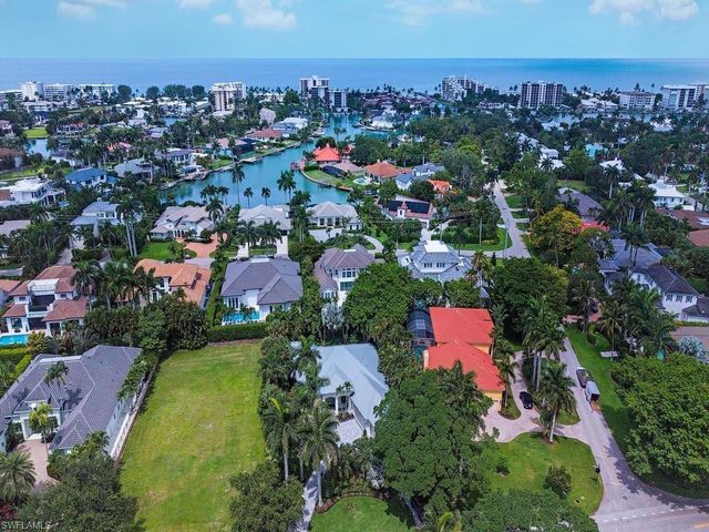 2363 Crayton RD, Naples, FL 34103