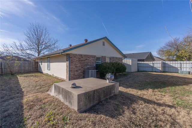 957 N Windermere Drive, Moore, OK 73160
