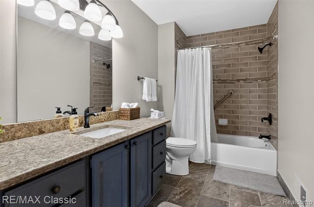 29640 Vista Court, Farmington Hills, MI 48331