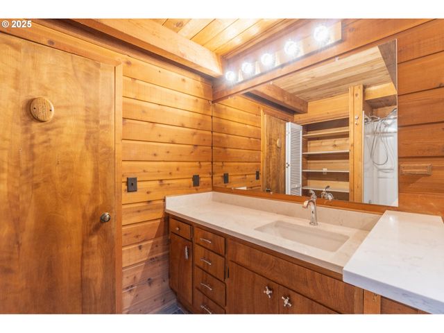 3054 HENDRICKS HILL Dr, Eugene, OR 97403