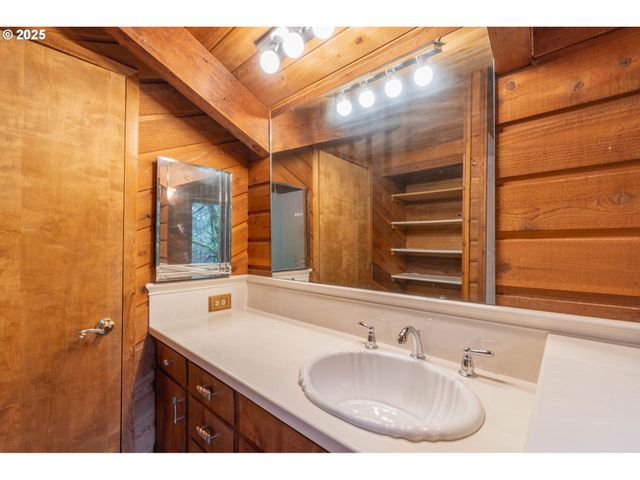 3054 HENDRICKS HILL Dr, Eugene, OR 97403