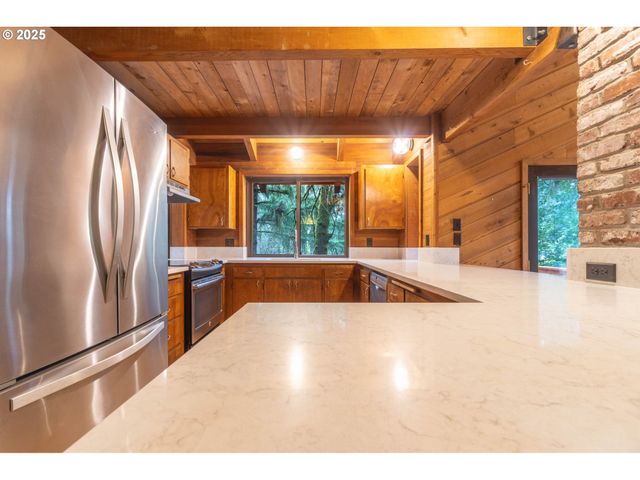 3054 HENDRICKS HILL Dr, Eugene, OR 97403