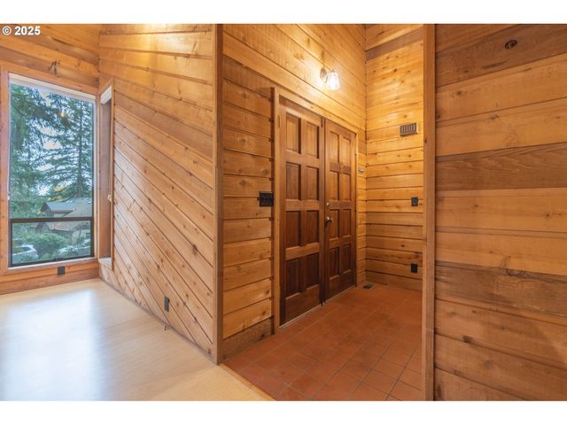 3054 HENDRICKS HILL Dr, Eugene, OR 97403