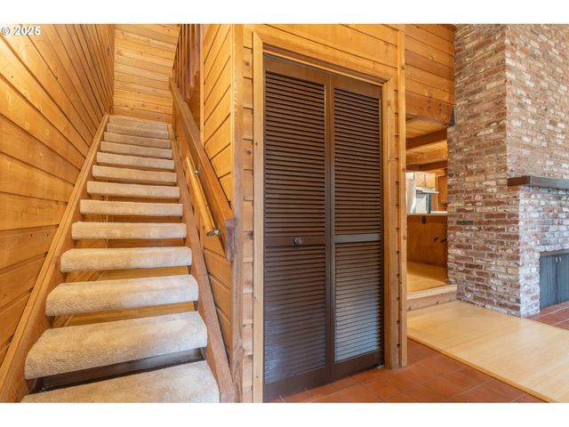 3054 HENDRICKS HILL Dr, Eugene, OR 97403