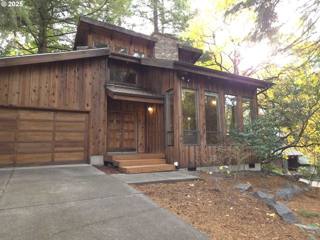 3054 HENDRICKS HILL Dr, Eugene, OR 97403