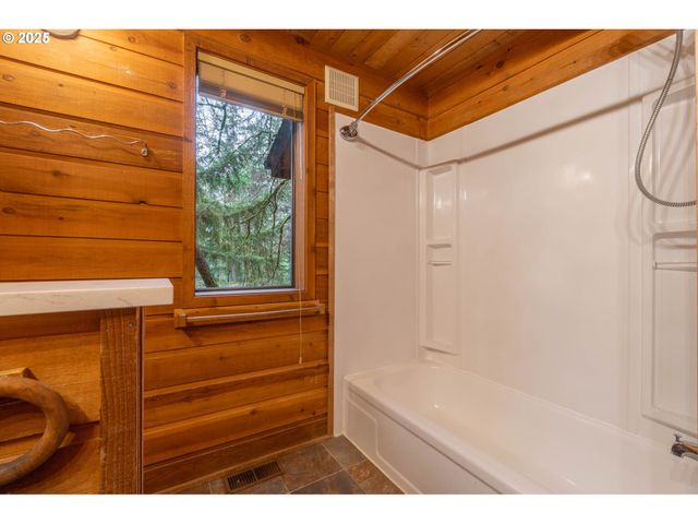 3054 HENDRICKS HILL Dr, Eugene, OR 97403