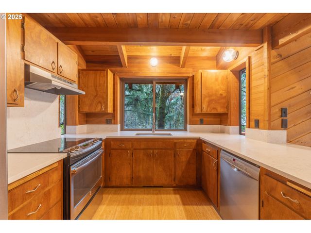 3054 HENDRICKS HILL Dr, Eugene, OR 97403