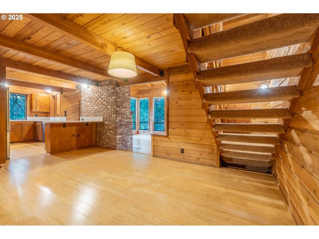 3054 HENDRICKS HILL Dr, Eugene, OR 97403