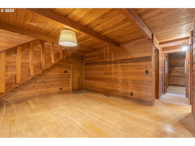 3054 HENDRICKS HILL Dr, Eugene, OR 97403