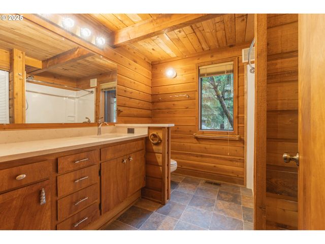 3054 HENDRICKS HILL Dr, Eugene, OR 97403