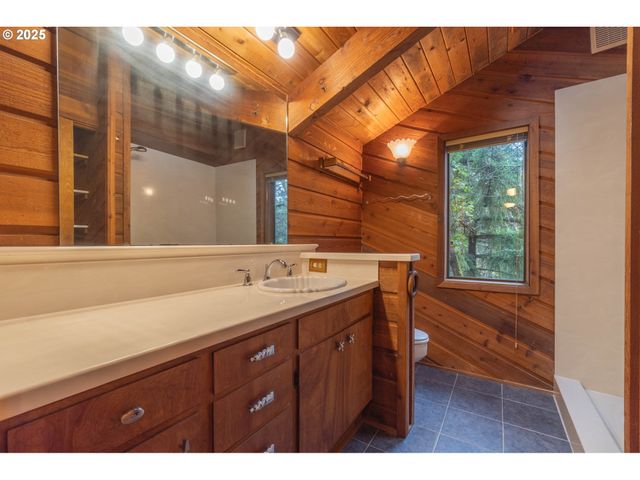 3054 HENDRICKS HILL Dr, Eugene, OR 97403