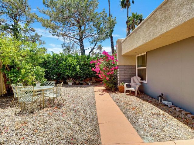1455 Sunflower Circle S, Palm Springs, CA 92262
