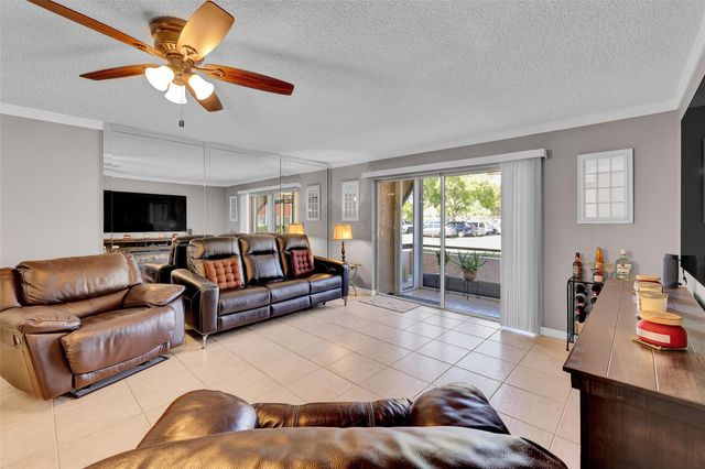 8260 SW 24th St 6112, North Lauderdale, FL 33068