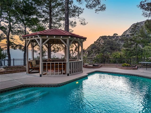 5660 Pine Cone Road, La Crescenta, CA 91214