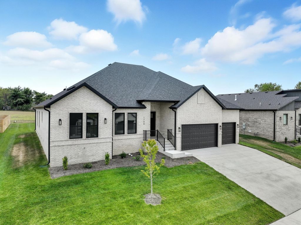 1744 E Cobblestone Drive, Ozark, MO 65721