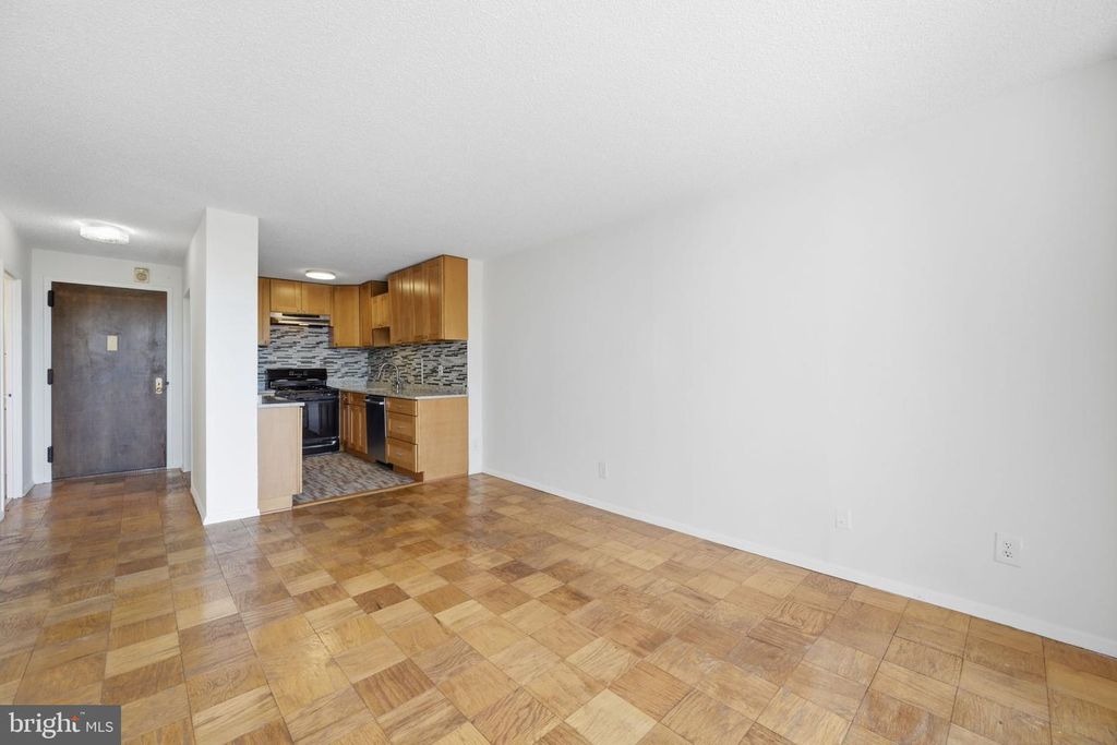 Image 11 of property listing at 5225 POOKS HILL RD #517N, Bethesda, MD 20814